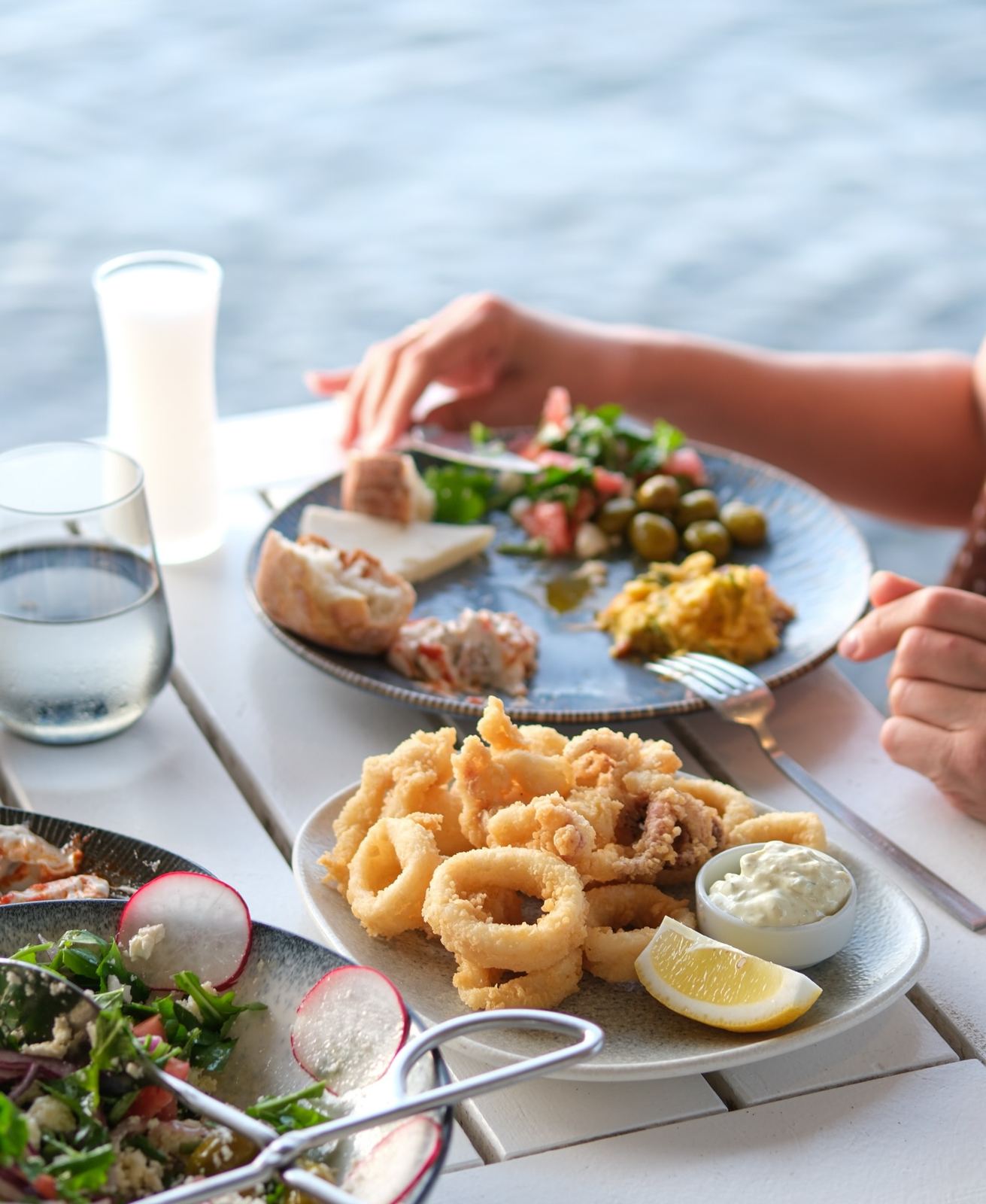 Limon ve tartar sosla servis edilen çıtır kalamar